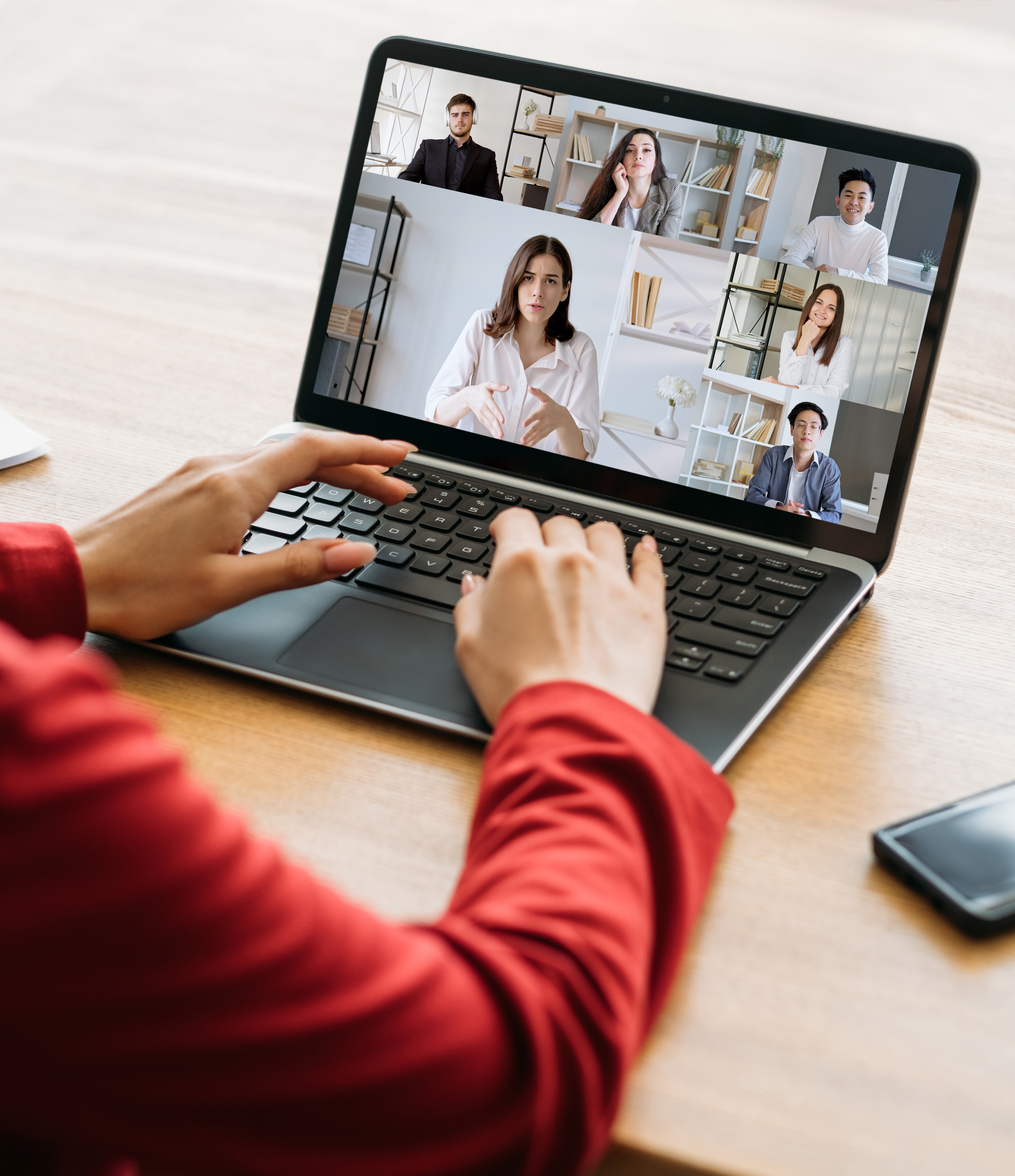 Kobieta siedzi przy laptopie, w trakcie spotkania online.