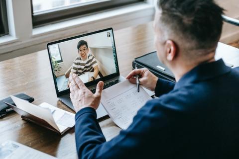 Mężczyzna, rozmawiajacy z osoba przez komunikator zainstanowany na kompurze